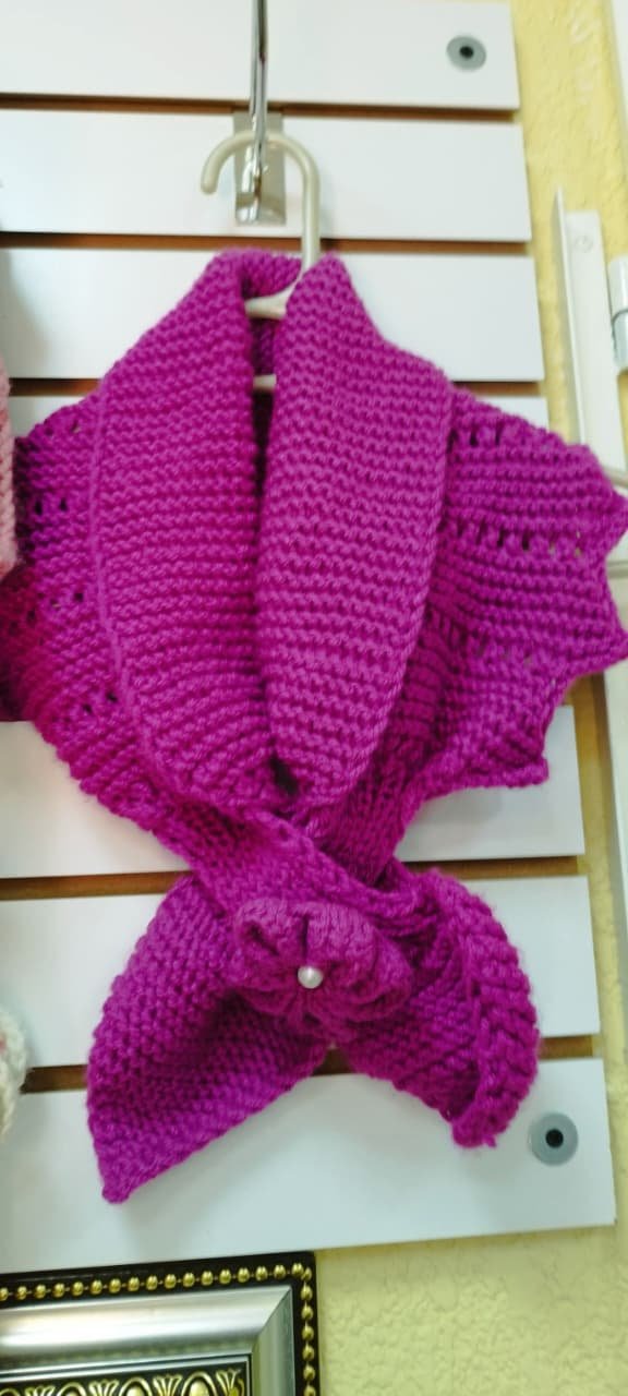 Cuello tejido color fucsia con detalle de flor