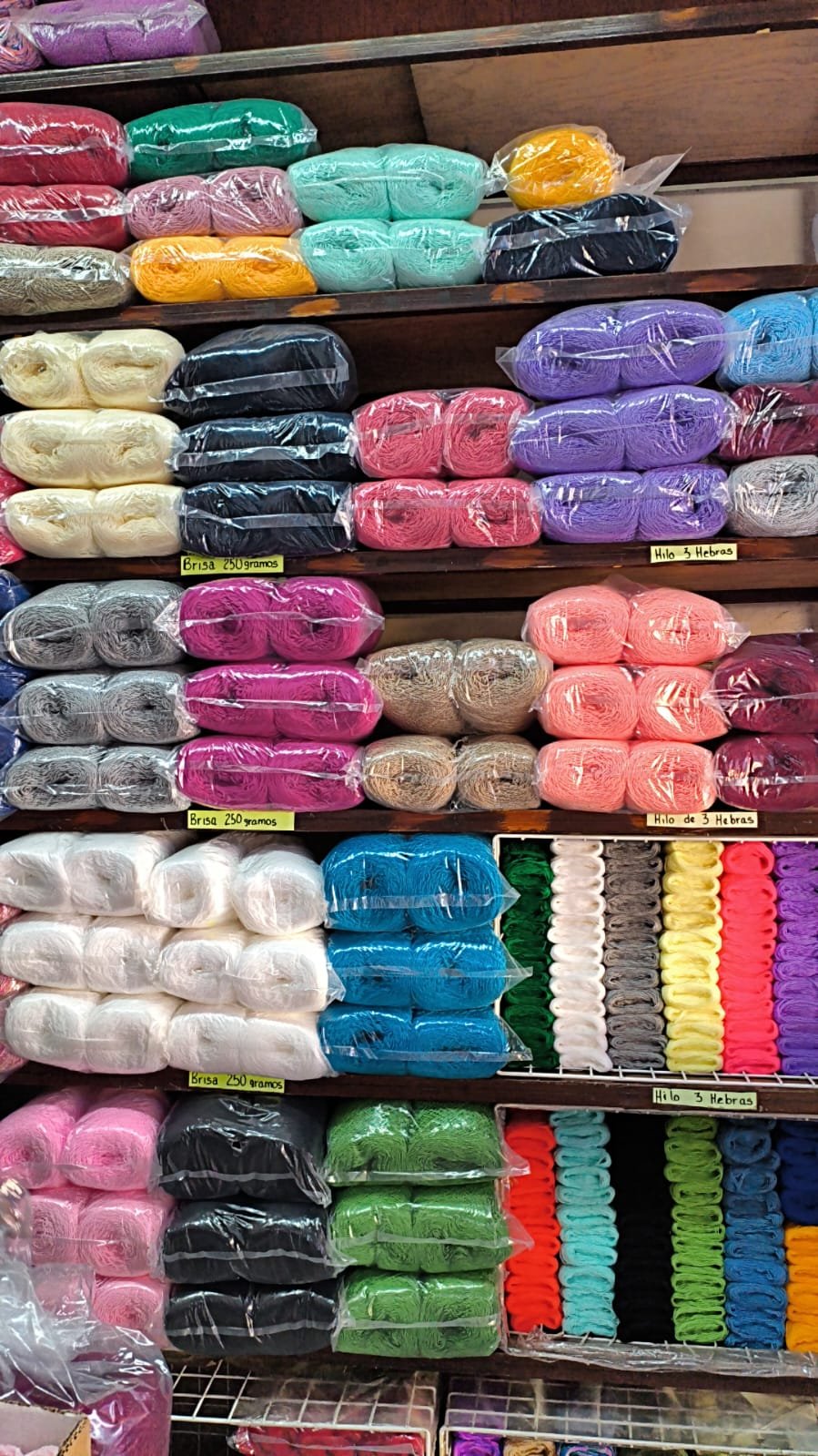 Estantes de estambres e hilazas de diferentes colores